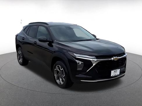 Used 2025 Chevrolet Trax LT FWD image 3