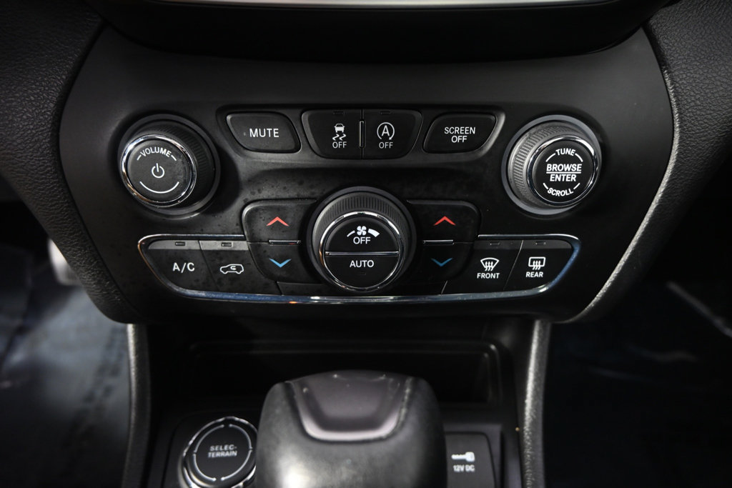 Used 2019 Jeep Cherokee Limited AWD/4WD image 30