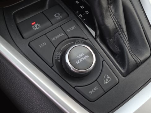 Used 2021 Toyota RAV4 Limited AWD/4WD image 9