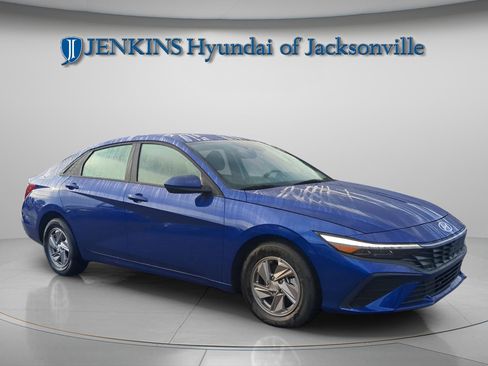 New 2025 Hyundai Elantra SE image 7