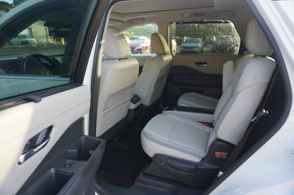 Used 2024 Nissan Pathfinder SL w/ SL Premium Package FWD image 15