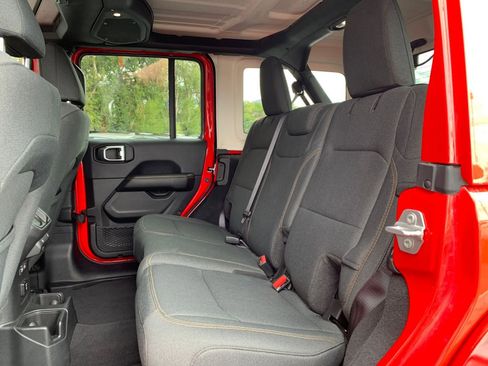 Used 2025 Jeep Wrangler Sahara image 24