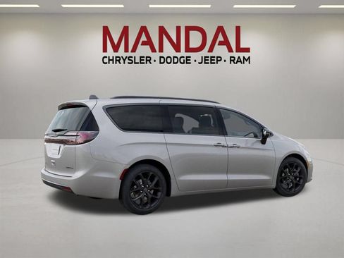 New 2026 Chrysler Pacifica Limited w/ S Appearance Package FWD image 4
