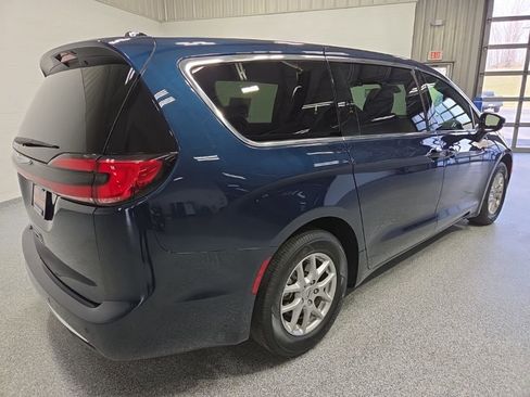 Used 2025 Chrysler Pacifica Select FWD image 7