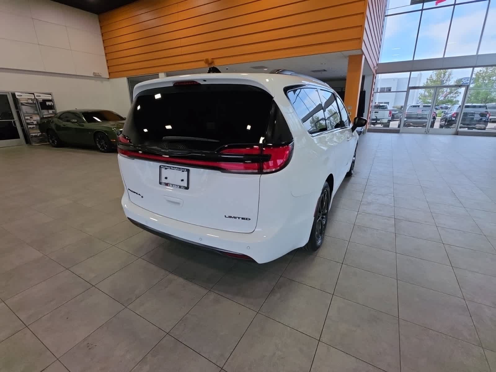 Used 2025 Chrysler Pacifica Limited FWD image 10