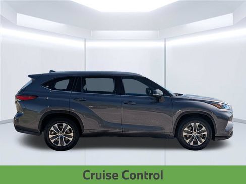 Used 2022 Toyota Highlander XLE FWD image 9