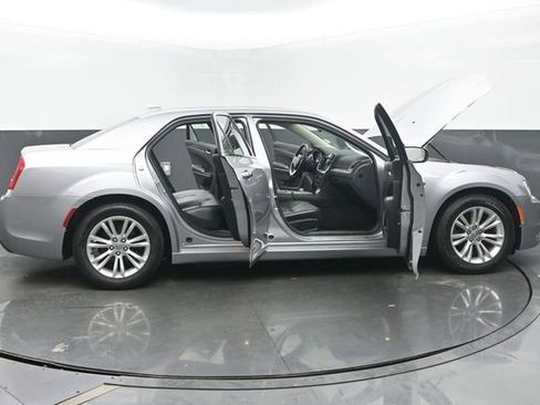Used 2017 Chrysler 300 C image 57