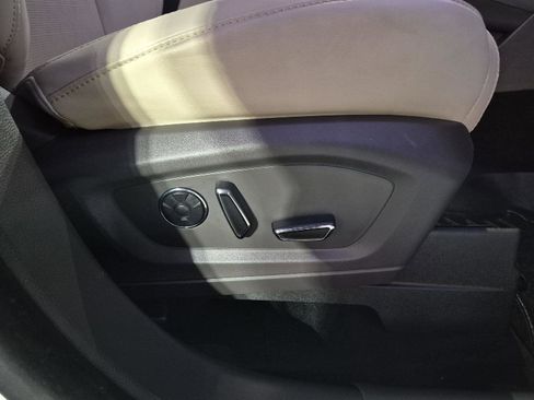 Certified 2020 Ford Explorer Platinum w/ Premium Technology Package image 33