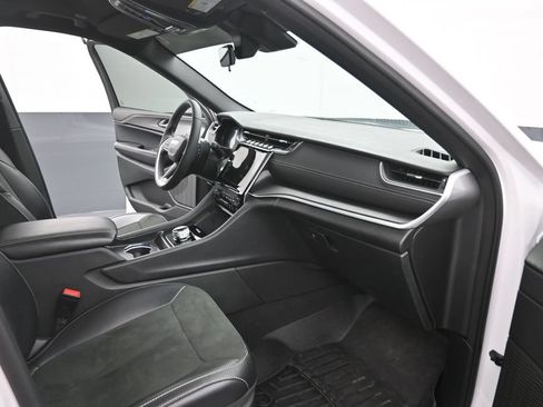Used 2025 Jeep Grand Cherokee Altitude RWD image 26