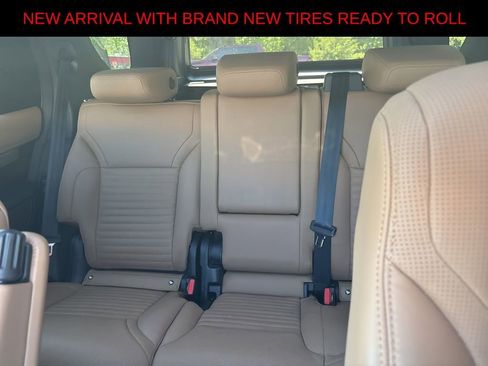 Used 2023 Land Rover Discovery Metropolitan Edition AWD/4WD image 24