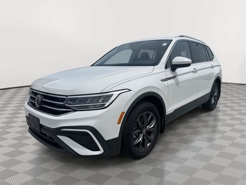 Used 2024 Volkswagen Tiguan SE w/ Panoramic Sunroof Package AWD/4WD image 3