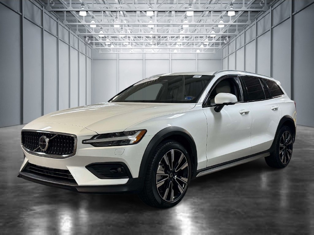 Used 2025 Volvo V60 B5 Cross Country Ultra AWD/4WD image 1