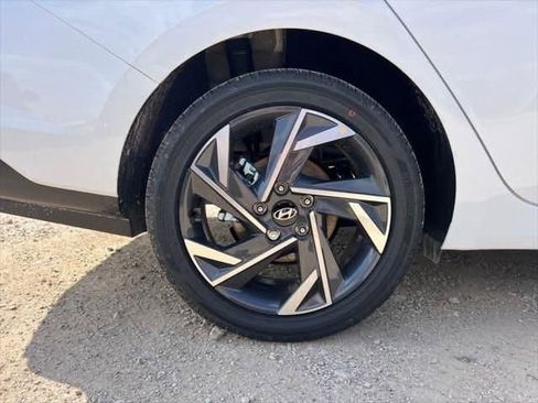 Used 2025 Hyundai Elantra Sport image 9