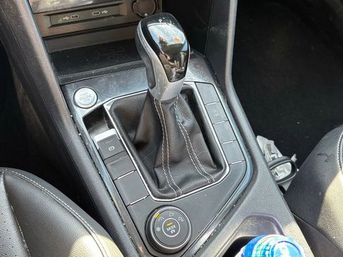 Used 2024 Volkswagen Tiguan SE image 12