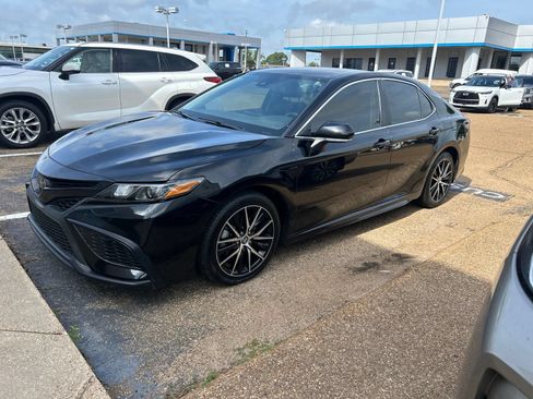 Used 2023 Toyota Camry SE FWD image 14