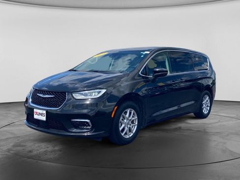 Used 2023 Chrysler Pacifica Touring-L FWD image 4