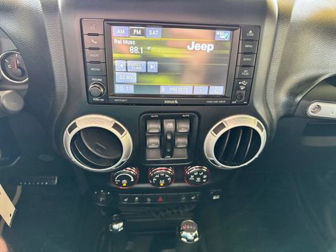 Used 2014 Jeep Wrangler Unlimited Sahara w/ Connectivity Group AWD/4WD image 16