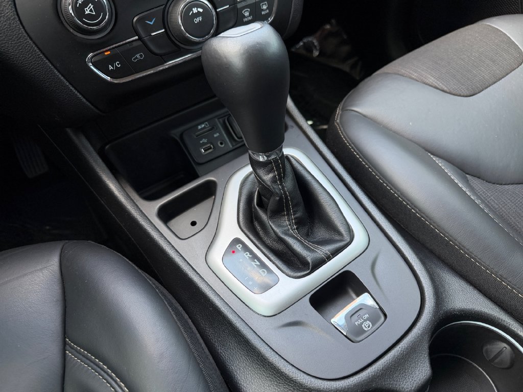 Used 2018 Jeep Cherokee Latitude Plus FWD image 28