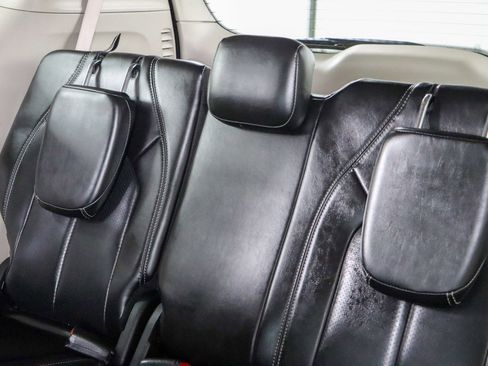 Used 2023 Chrysler Pacifica Touring-L image 25