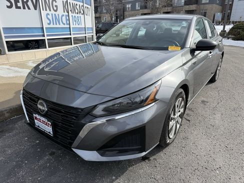 Used 2024 Nissan Altima 2.5 S image 2