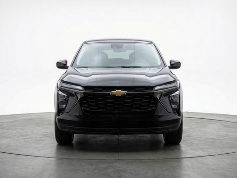 Used 2025 Chevrolet Trax LT w/ LT Convenience Package image 2