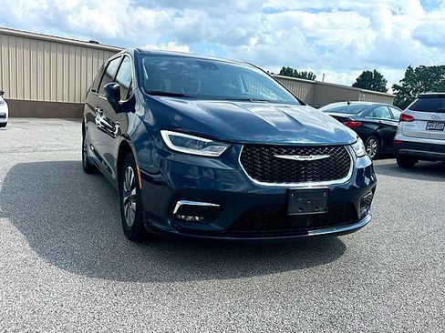 Used 2023 Chrysler Pacifica Touring-L FWD image 12