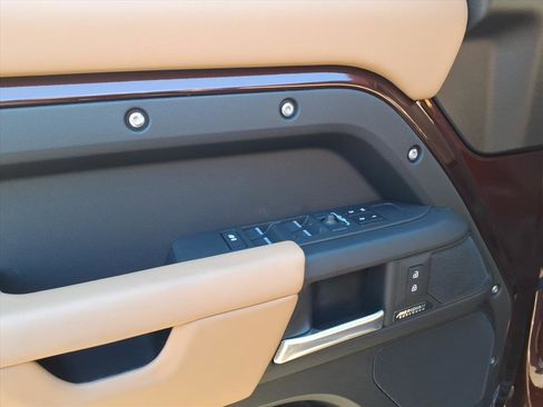 New 2026 Land Rover Defender 130 X-Dynamic SE image 10