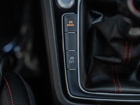 Used 2020 Volkswagen GTI SE image 31