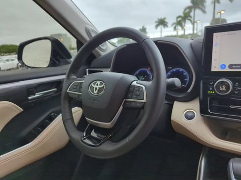 Used 2024 Toyota Highlander Limited image 29