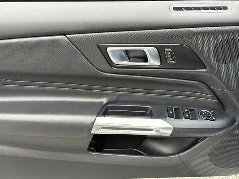 Used 2025 Ford Mustang Premium RWD image 4