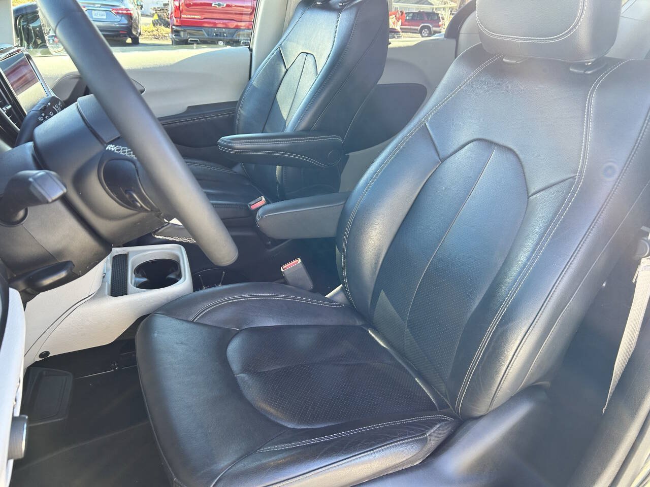 Used 2022 Chrysler Pacifica Touring-L FWD image 19