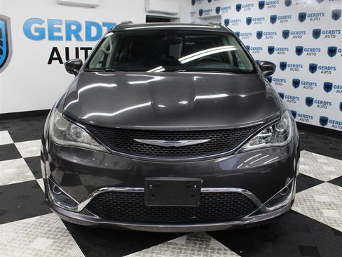 Used 2017 Chrysler Pacifica Touring-L image 6