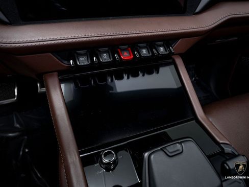 Used 2025 Lamborghini Urus SE image 26