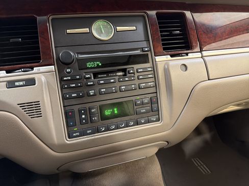 Used 2005 Lincoln Town Car Signature Limited image 18