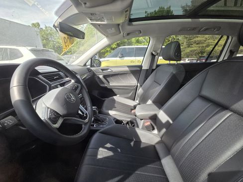 Used 2023 Volkswagen Tiguan SE w/ Panoramic Sunroof Package image 7