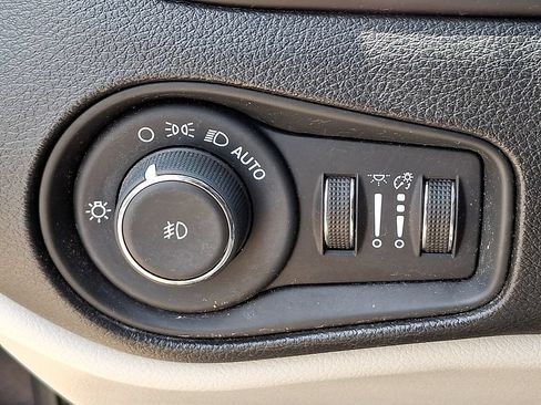 Used 2020 Jeep Renegade Latitude w/ Popular Equipment Group FWD image 24