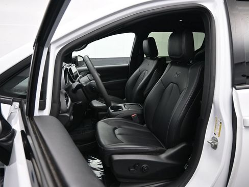 Used 2024 Chrysler Pacifica Limited FWD image 27
