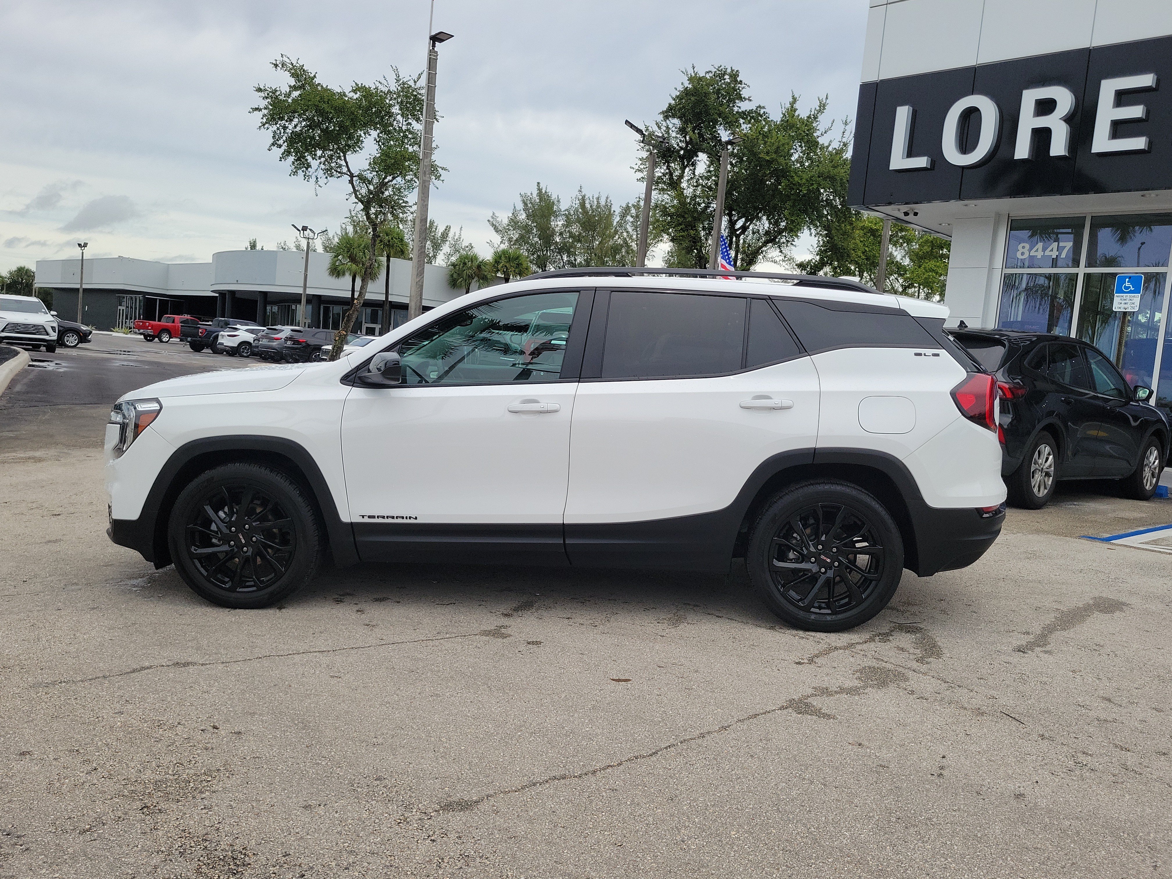 Used 2024 GMC Terrain SLE w/ Driver Convenience Package FWD image 8