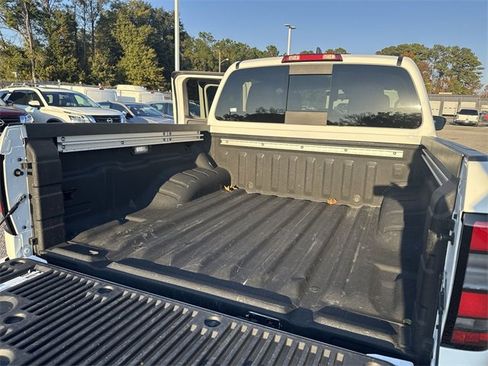 Used 2024 Nissan Frontier SV w/ SV Convenience Package image 12