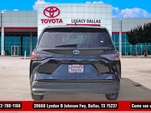Used 2024 Toyota Sienna XLE image 9
