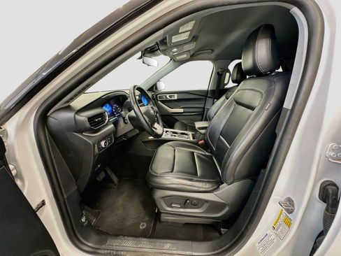 Used 2021 Ford Explorer XLT w/ Equipment Group 202A AWD/4WD image 13