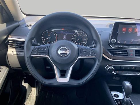 Used 2025 Nissan Altima 2.5 SV FWD image 6