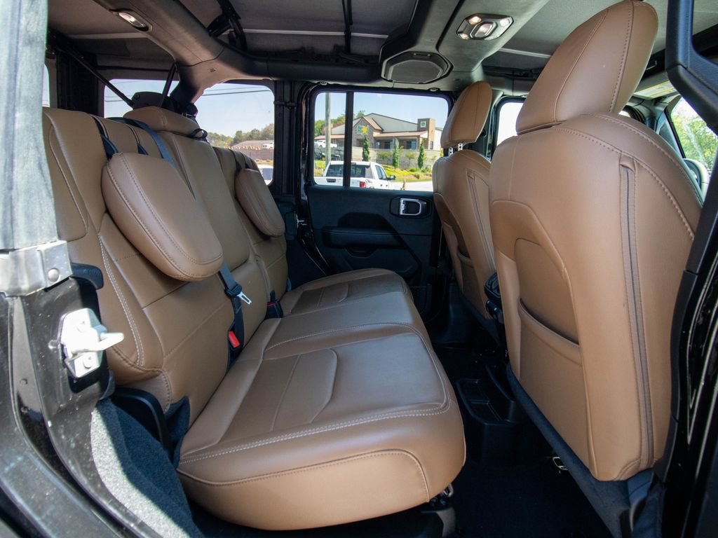 Used 2023 Jeep Wrangler Unlimited Sahara AWD/4WD image 16