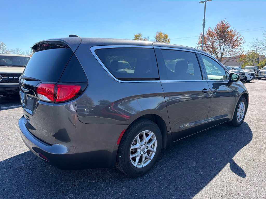 Used 2023 Chrysler Voyager LX FWD image 3