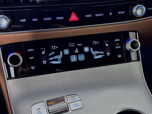 New 2026 Genesis GV70 2.5T Advanced AWD/4WD image 18