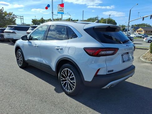 Used 2025 Ford Escape SE image 3