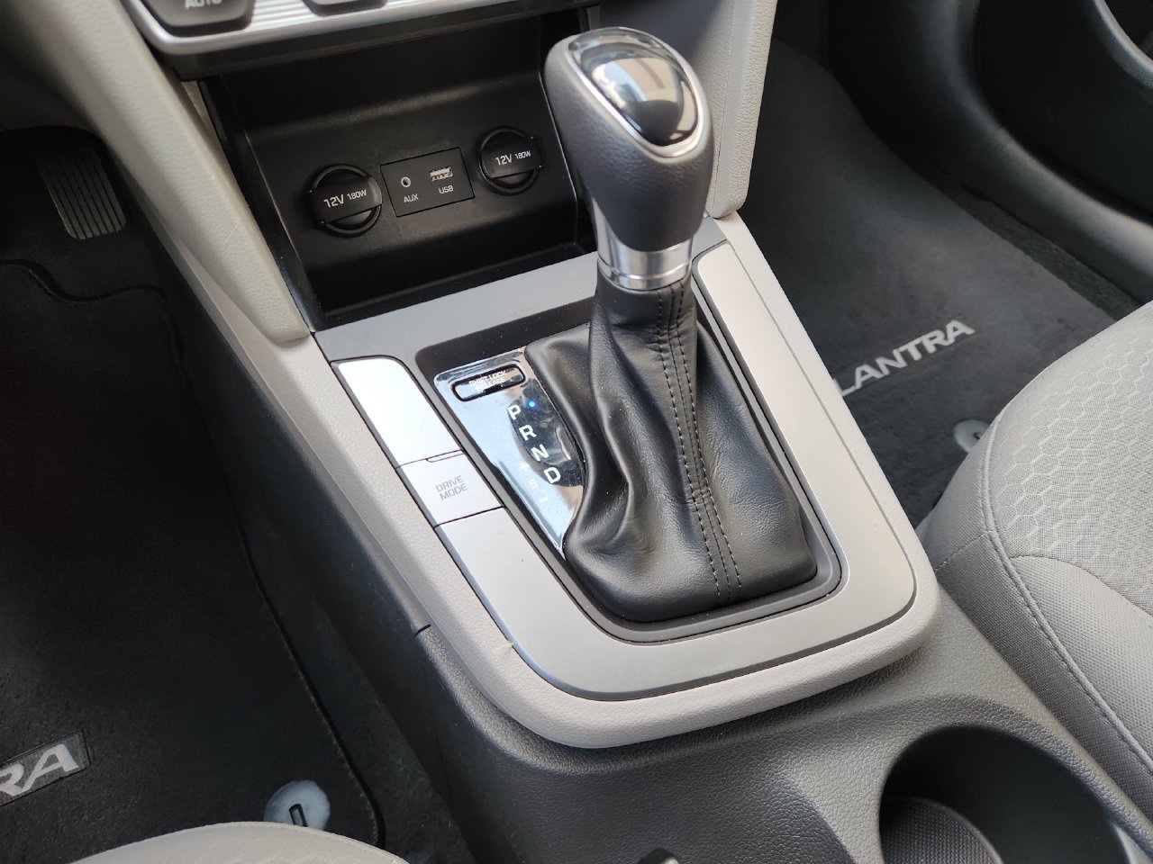 Used 2020 Hyundai Elantra SE FWD image 18