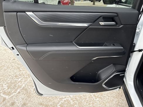 Used 2025 GMC Acadia Elevation image 15