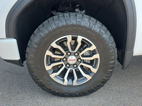 Used 2022 GMC Sierra 1500 AT4 w/ AT4 Preferred Package AWD/4WD image 9