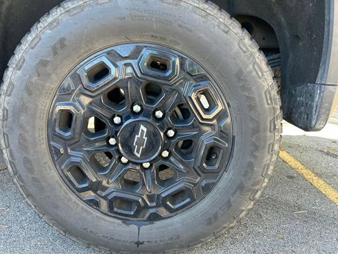 Used 2024 Chevrolet Silverado 2500 LT w/ Midnight Edition AWD/4WD image 17